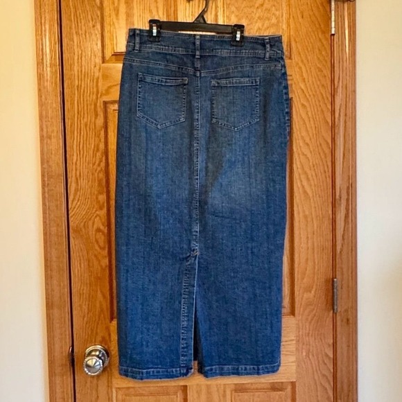 St. John's Bay Women's Size 8 Blue Denim Maxi Skirt Stretch Casual - Picture 2 of 5